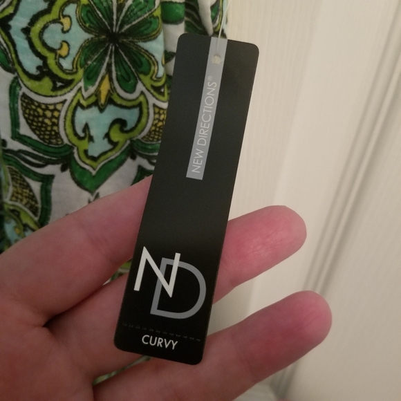 🍀 New Directions Curvy Tee Shirt - Picture 4 of 6